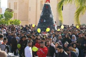 محافظ جنين يضيء شجرة الميلاد في الجامعة الأمريكية