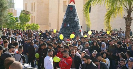 You are currently viewing محافظ جنين يضيء شجرة الميلاد في الجامعة الأمريكية