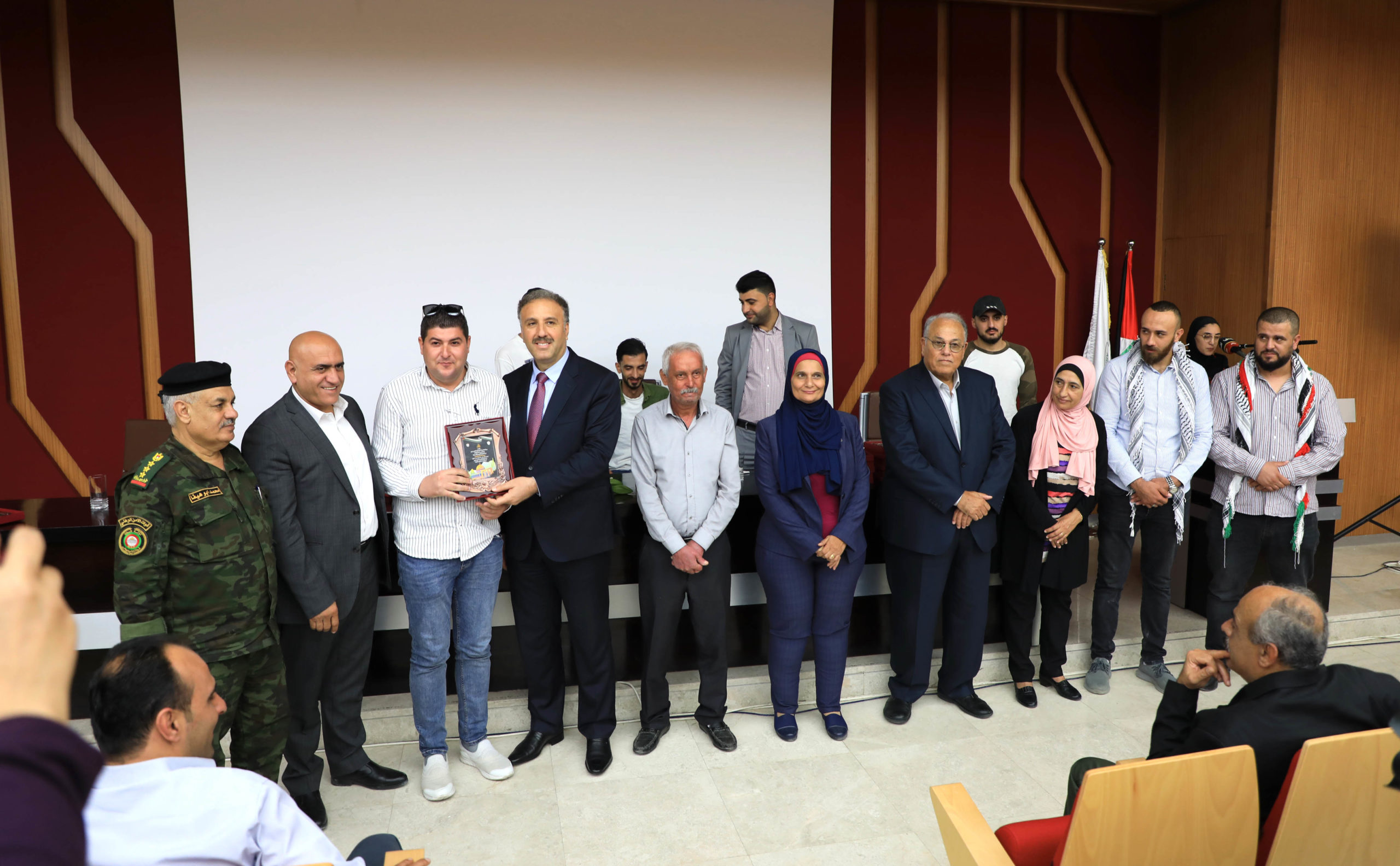 You are currently viewing شبيبة ومجلس طلبة الجامعة الأمريكية يكرمون الوزير عساف وعددا من صحفيي القدس وجنين