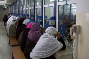 إسرائيل توقف زيارات الأسرى الفلسطينيين