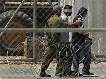 You are currently viewing أسرى فلسطين: 190 حالة اعتقال خلال نيسان بينهم 35 طفلاً وسيدتين واستشهاد أسير