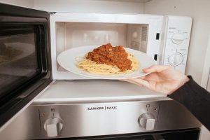 ماذا يحدث للطعام في أفران الميكروويف؟