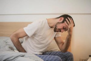 ما الذي يسبب عسر الهضم وما أعراضه الشائعة؟