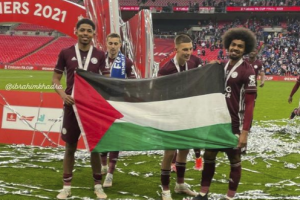 لاعبو “ليستر سيتي” يدعمون الفلسطينيين بعد التتويج