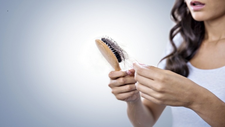 You are currently viewing أفضل 4 علاجات طبيعية لعلاج تساقط الشعر
