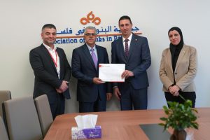 دائرة العلاقات العامة في الجامعة تسلم كتب منح دراسية خاصة بدرجة الماجستير لعدد من المؤسسات الفلسطينية