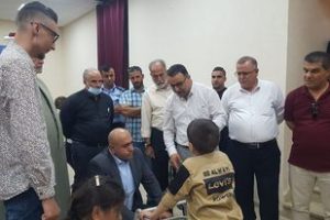 محافظ جنين يسلم كراسي متحركة لذوي إعاقة وجهاز غسيل كلى لمستشفى الشهيد خليل سليمان الحكومي