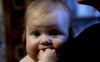 دراسة: الرضع يدركون السلوكيات المشينة للكبار ويعاقبونهم عليها