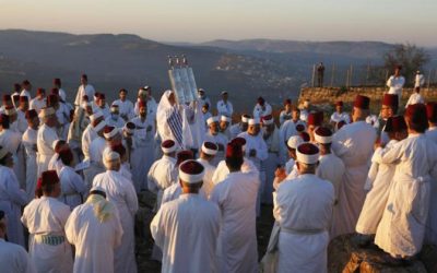 السامريون يحجّون إلى قمة جبل جرزيم في نابلس احتفالاً بـ “عيد الحصاد”