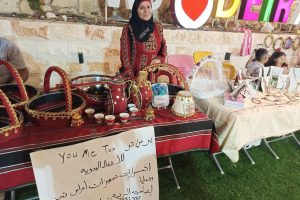 نجلاء قعدان.. متخصصة في إعادة تدوير وصناعة الإكسسوارات وتجهيزات الأعراس