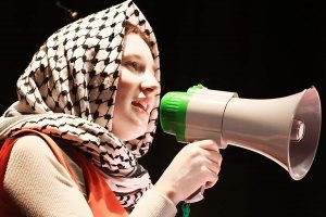 مسرحية في إيرلندا الشمالية عن حياة الشهيدة راشيل كوري