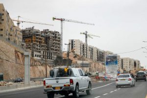 مناقصة لبناء 434 وحدة استيطانية على طريق القدس الخليل