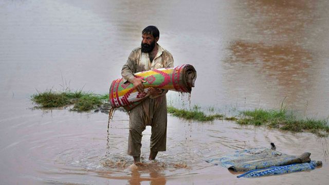 You are currently viewing الفيضانات تغمر “ثلث” باكستان ووتيرة الإغاثة تتسارع