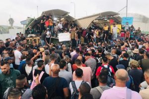 عمال “الخط الأخضر” يحتجون على قرار تحويل أجورهم عبر البنوك الفلسطينية