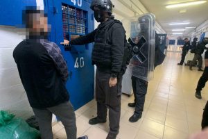 الأسرى يمتنعون عن الخروج لـ “الفحص الأمني” ويرجعون وجبات الطعام