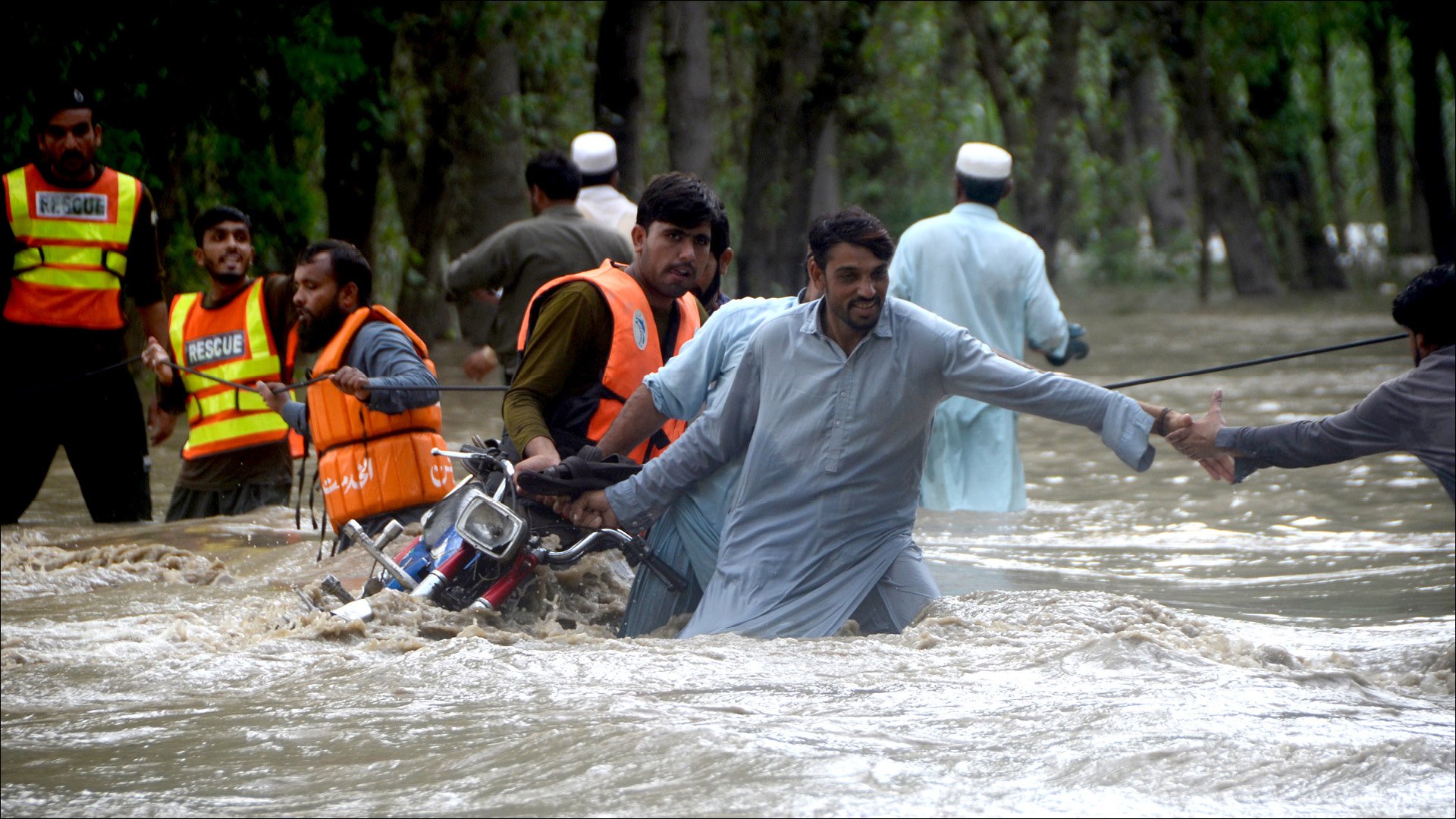 You are currently viewing أكثر من ألف قتيل حصيلة الفيضانات في باكستان