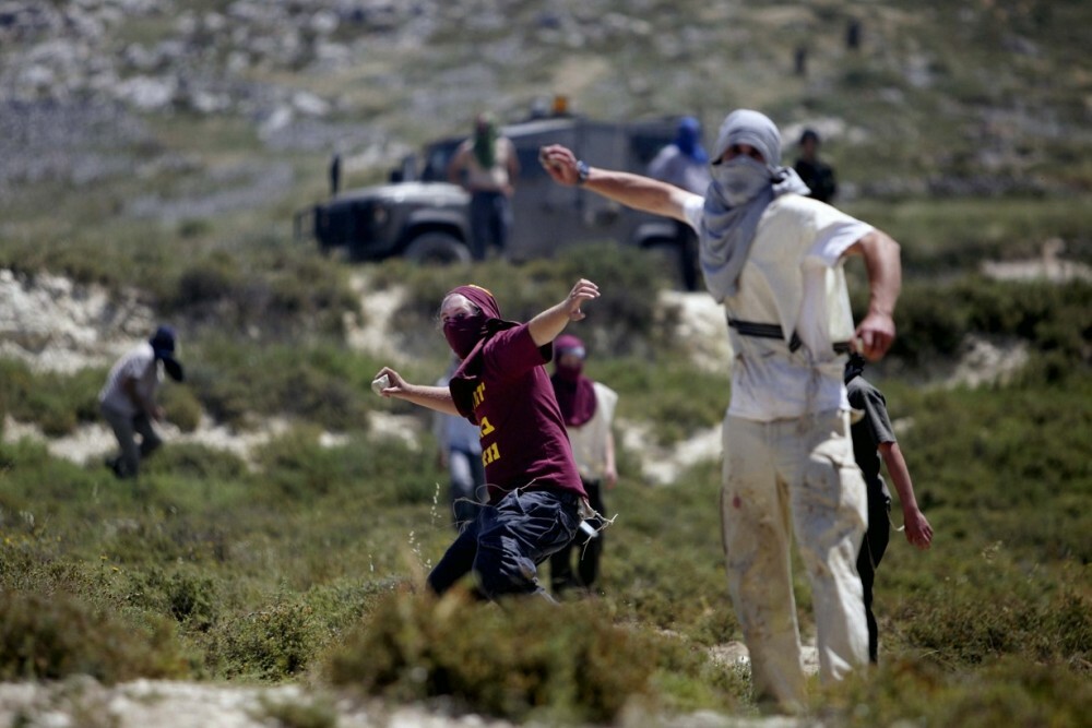 You are currently viewing قلق فلسطيني من موسم قطف زيتون “دام” في الضفة الغربية