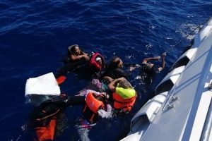 حصيلة ضحايا غرق زورقين للمهاجرين قبالة اليونان ترتفع إلى 29 قتيلا