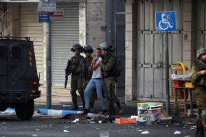 مؤسسات الأسرى: الاحتلال اعتقل (445) فلسطينيًا الشهر المنصرم