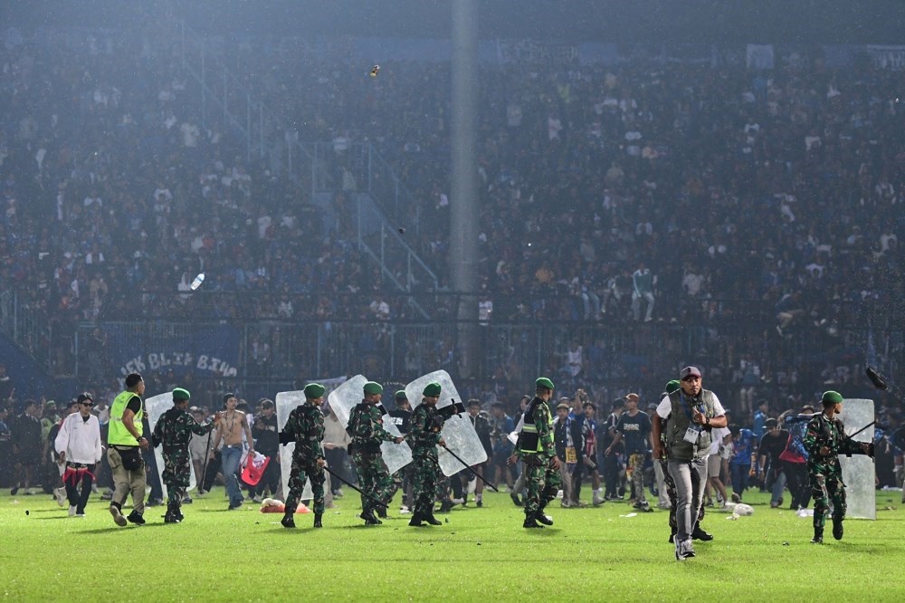 You are currently viewing اندونيسيا: مقتل 129 شخصا في “أعمال شغب” خلال مباراة كرة قدم