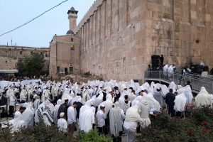 للمرة الثانية خلال أقل من شهر: مستوطنون يدنسون الحرم الإبراهيمي ويقيمون حفلا غنائيا داخله