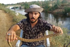 فضل نبهان يحوِّل سطح منزله إلى حديقة حيوانات