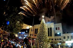 بيت جالا تحتفل بإضاءة شجرة عيد الميلاد المجيد