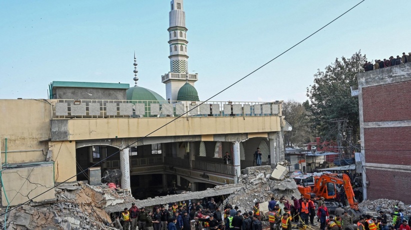 You are currently viewing باكستان: ارتفاع حصيلة ضحايا تفجير مسجد إلى 93 قتيلاً