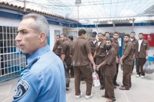 الأسرى يصعدون خطواتهم الاحتجاجية