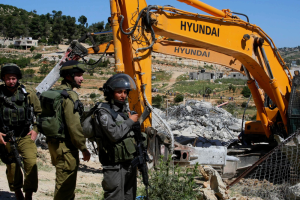 الاحتلال يهدم منشآت تجارية قرب مدخل حزما شمال شرق القدس