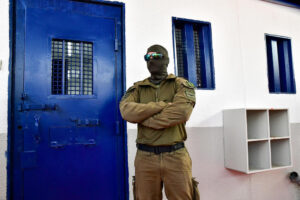 نادي الأسير: تخريب مقتنيات الأسرى خلال نقلهم من “هداريم” إلى “نفحة”