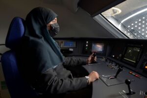 سعوديات يقدن قطارات سريعة لنقل الحجاج إلى مكة والمدينة