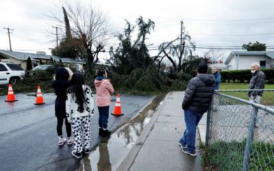 ارتفاع عدد ضحايا عواصف كاليفورنيا إلى 17 والآلاف بدون كهرباء