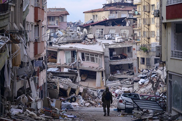 You are currently viewing <strong>ارتفاع حصيلة الضحايا الفلسطينيين جراء الزلزال في تركيا وسوريا إلى 91</strong>