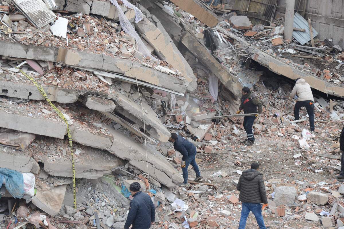You are currently viewing  ارتفاع حصيلة قتلى الزلزال في تركيا وسوريا إلى أكثر من 9500