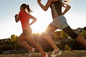 دراسة: المشي السريع لعشر دقائق يحد من الموت المبكر بنسبة الربع