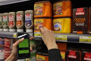 متاجر السلع والمواد الغذائية في لبنان تبدأ تسعير بضائعها بالدولار