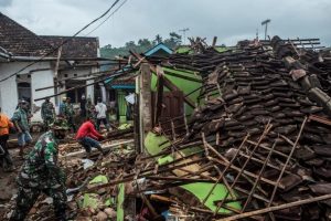 ارتفاع حصيلة ضحايا الانهيارات الأرضية في إندونيسيا إلى 25