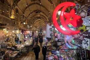 سحر رمضان يعيد بلدة الخليل العتيقة للحياة بعد أشهر عجاف