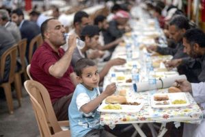 مصريون يتمسكون بعادات رمضانية لإطعام الصائمين رغم صعوبة الظروف الاقتصادية