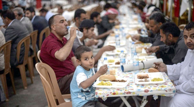 You are currently viewing مصريون يتمسكون بعادات رمضانية لإطعام الصائمين رغم صعوبة الظروف الاقتصادية