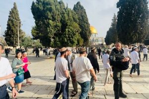 الاحتلال يحوّل باحات الأقصى إلى ثكنة عسكرية ومئات المستوطنين يقتحمون المسجد
