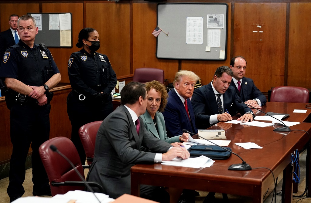 You are currently viewing <strong>ترامب يغادر محكمة مانهاتن الجنائية بعد مثوله أمامها في جلسة تاريخية</strong>