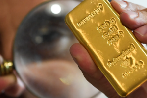 ارتفاع الدولار الأميركي يهبط بأسعار الذهب في أسبوع
