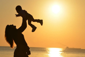 الأطفال الذكور أكثر “ثرثرة” من الإناث بهذا العمر