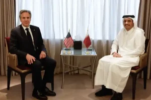 رئيس الوزراء القطري يبحث مع بلينكن جهود إطلاق الأسرى ووقف الحرب بغزة