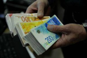 تداعيات خطيرة للاختناق بالسيولة الشيكل الممنوع من الصرف!