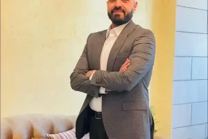 الذكاء الاصطناعي في الحرب السيبرانية عبر الهواتف المحمولة: ساحة معركة المستقبل