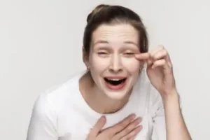 الضحك أفضل دواء.. كيف يُحسّن صحة العينين؟