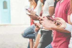 أستراليا تعتزم حظر مواقع التواصل الاجتماعي على المراهقين